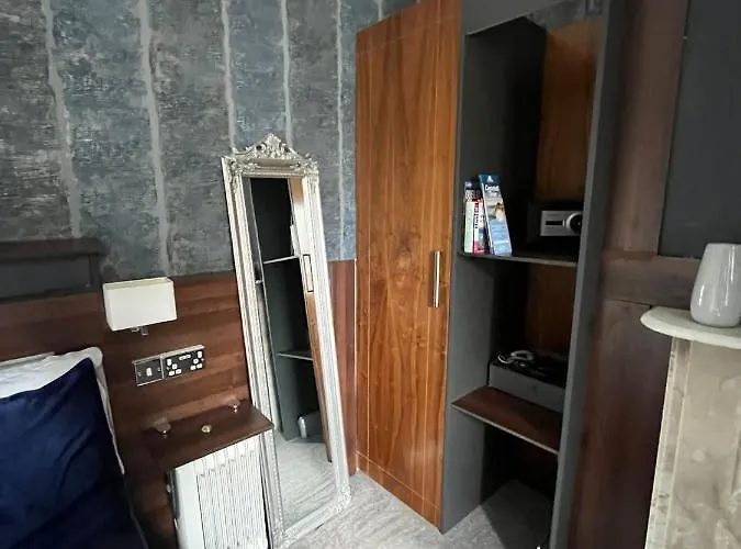 Upstairs Studio - Private Kitchenette And Small En-Suite